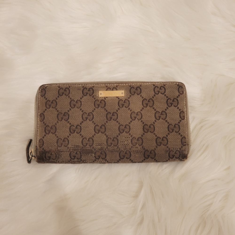 *FLAWS* Zippy Gucci Monogram Wallet